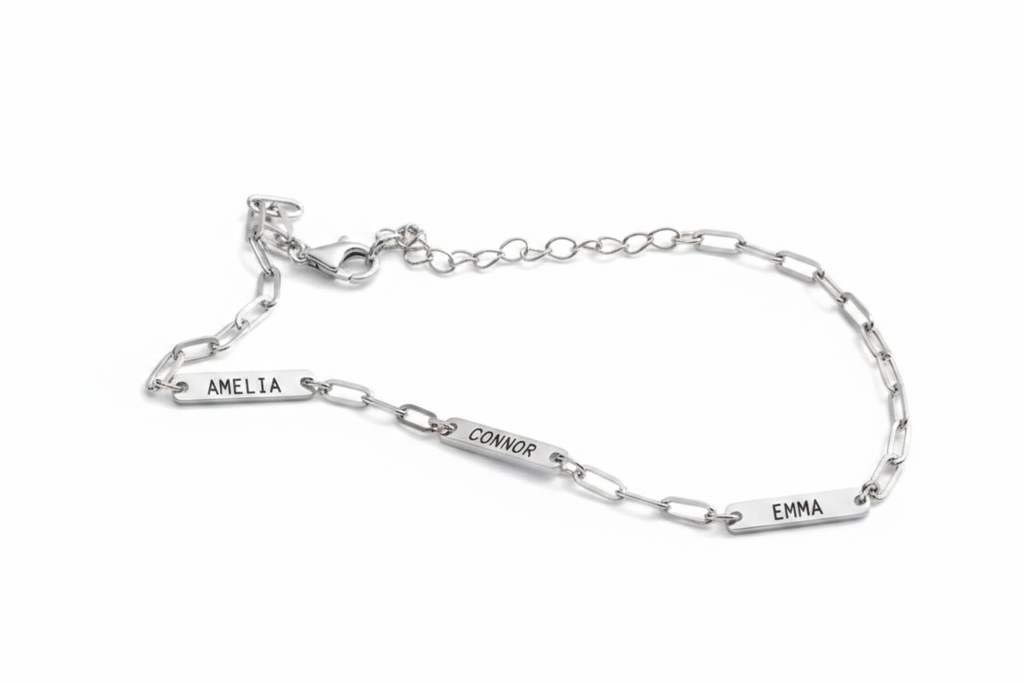 Bracelet argent sur fond blanc