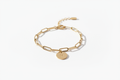 Bracelet médaille initiale sur fond blanc