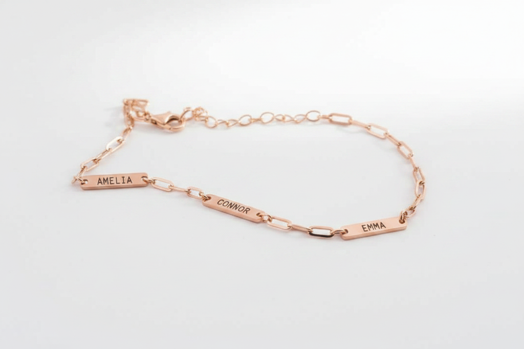 Bracelet or rose sur fond blanc