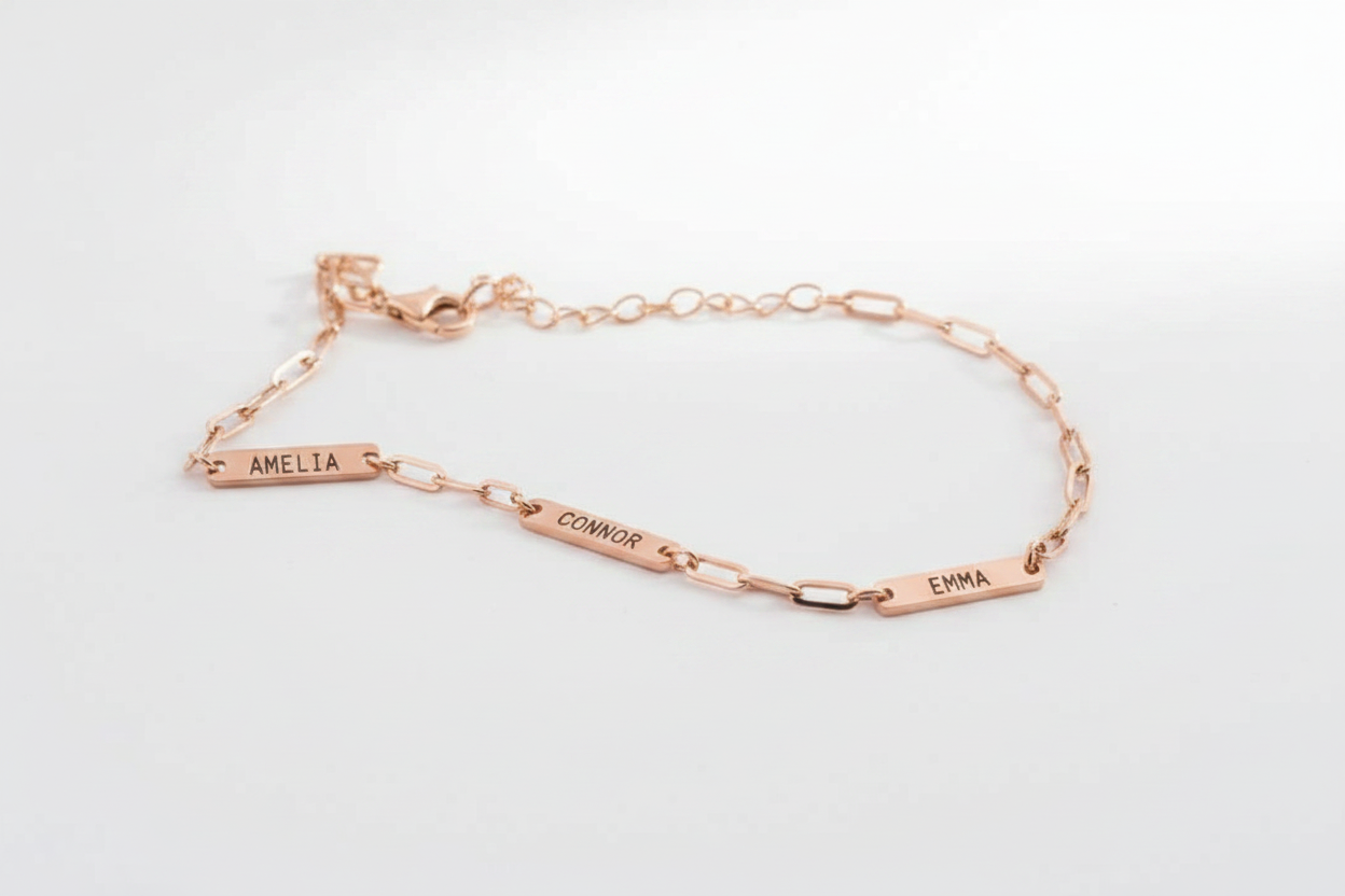 Bracelet or rose sur fond blanc