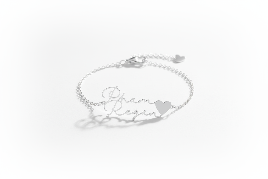 Bracelet prénom cursive sur fond blanc