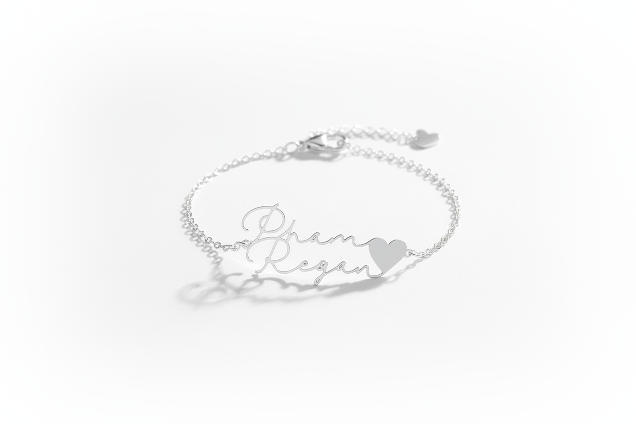 Bracelet prénom cursive sur fond blanc