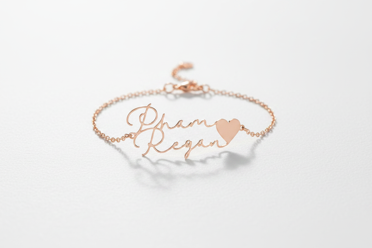 Bracelet prénom or rose fond blanc
