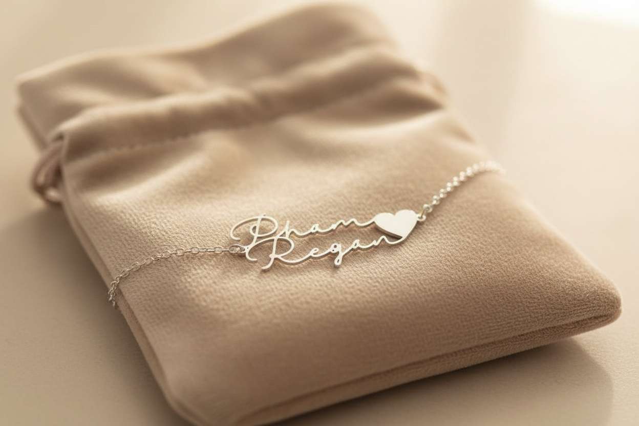 Bracelet prénom sur pochette velours