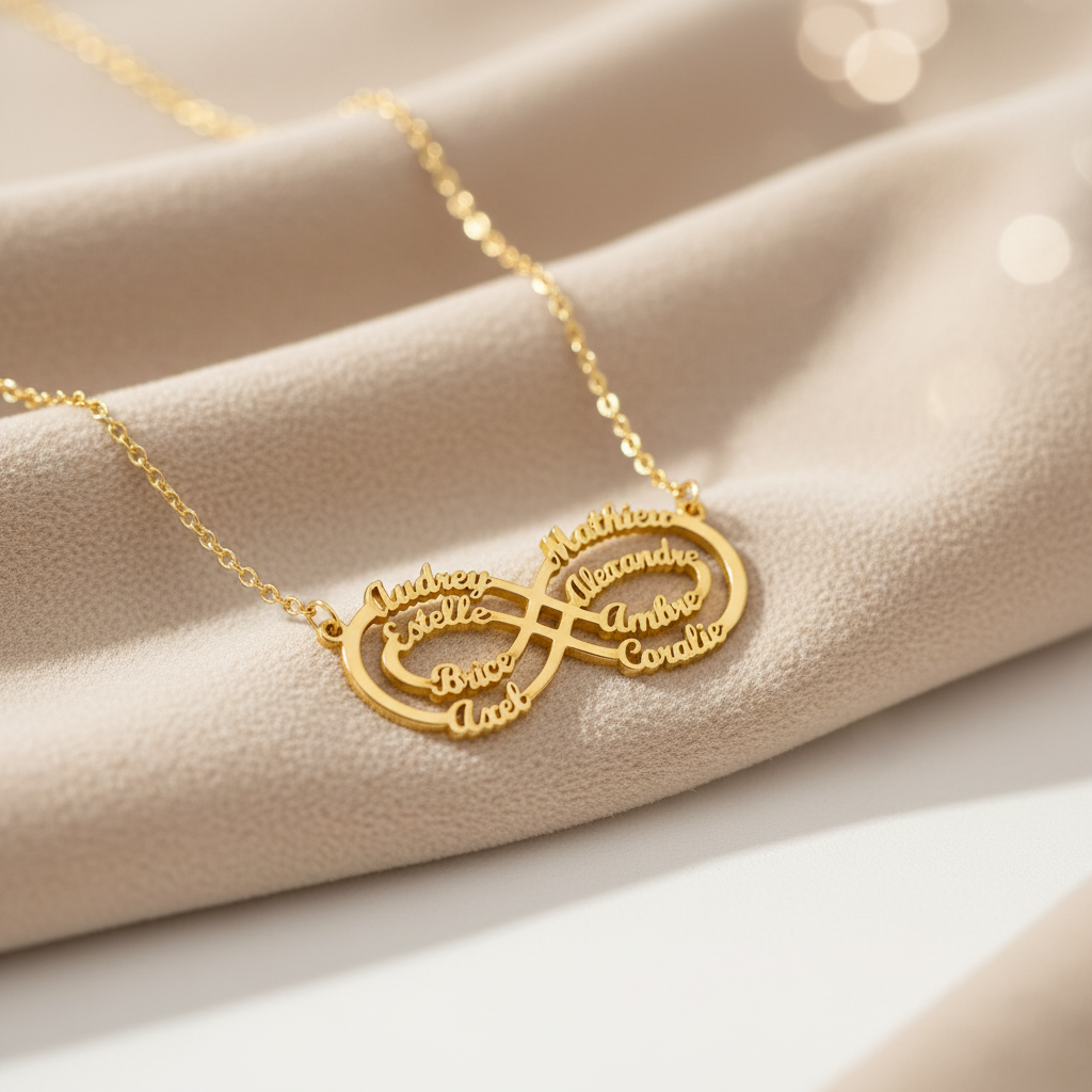 Collier sur fond beige